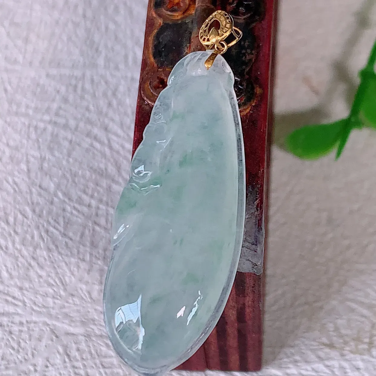 18K金镶嵌冰种飘花翡翠招财福瓜吊坠，精美饱满福瓜，种水足，形态圆润饱满，福相十足 ！#00.25