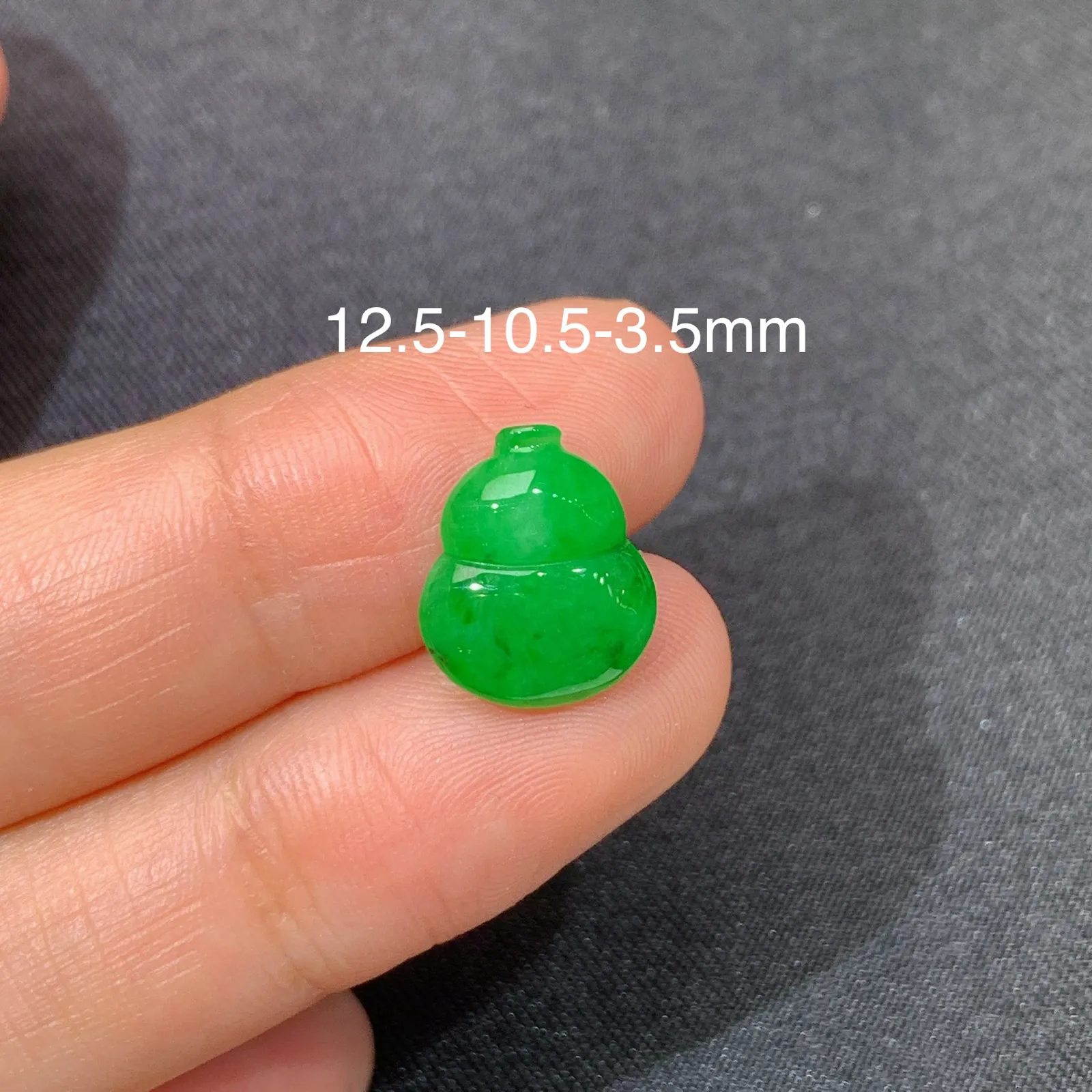 阳绿葫芦，镶嵌佳品，冰润色阳，种水足 尺寸12.5*10.5*3.5