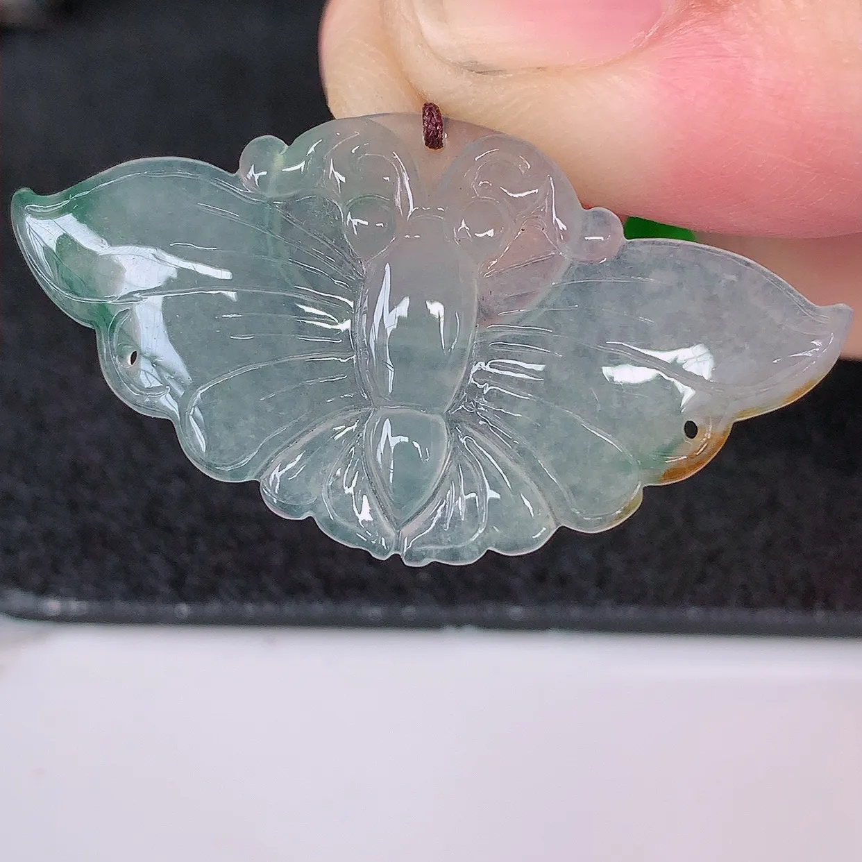 自然光实拍，冰种三彩翡翠蝴蝶吊坠，种老水足，雕工精湛 ，寓意美好，佩戴时尚出众！#87.26
