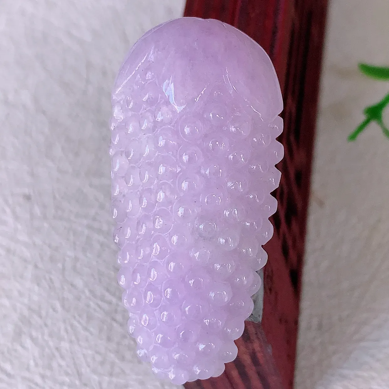 自然光实拍，水润紫罗兰翡翠葡萄吊坠，多子多福，翠色灵动，玉质细腻，颜色漂亮，品相佳，佩戴佳品！#57
