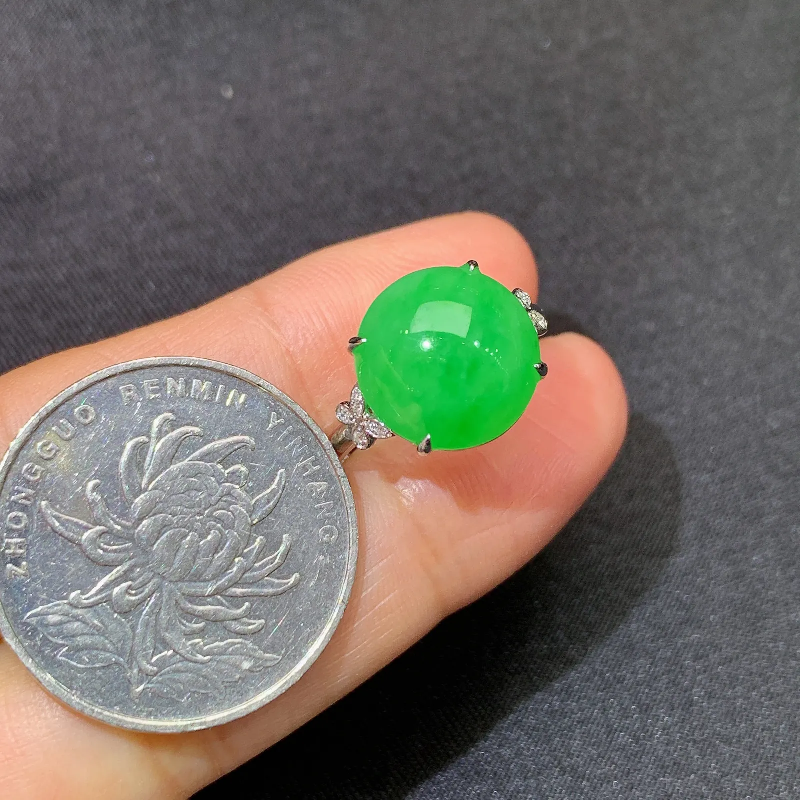 阳绿蛋面戒指 18k金镶嵌，简约时尚，冰润色阳，种水足，圈口13 裸石12.1*11.8*5.5
