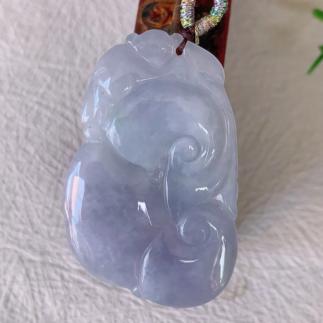 自然光实拍，水润紫罗兰翡翠万事如意吊坠，翠色灵动，玉质细腻，颜色漂亮，品相佳，佩戴佳品！#57.25
