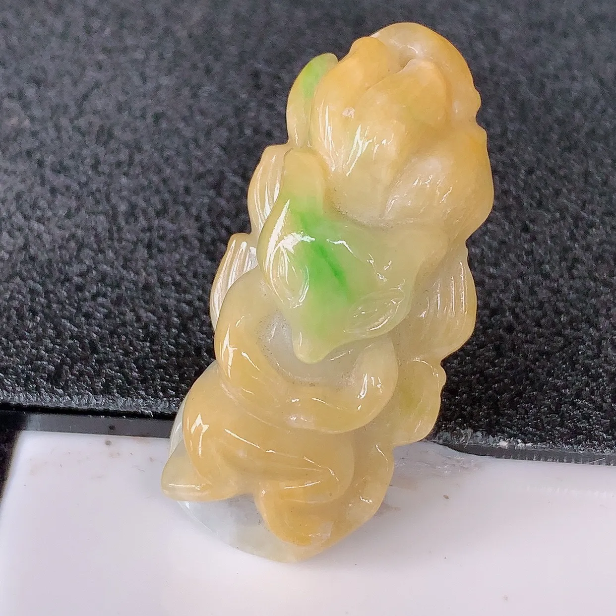 自然光实拍，冰润黄加绿翡翠狐狸吊坠，种老水足，雕工精湛 ，寓意美好，佩戴时尚出众！#87.26