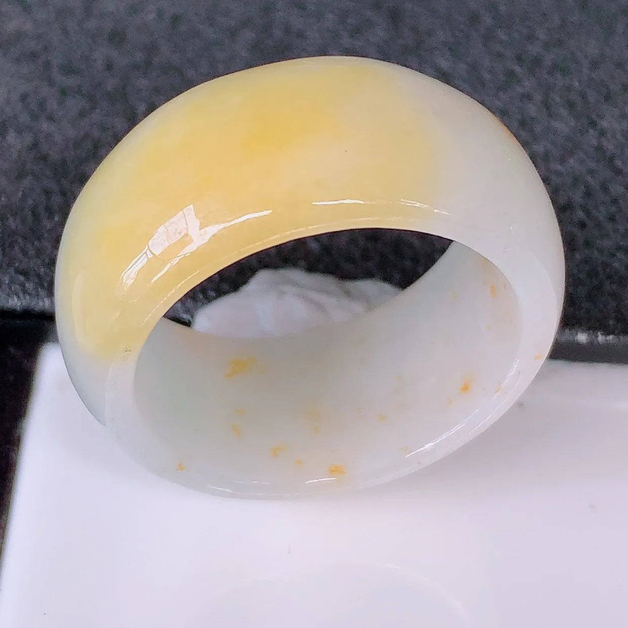 自然光实拍，冰黄翡21.5mm内径翡翠扳指，指环，沙金点玉扳指，财源滚滚，玉质细腻起胶，27圈口，种