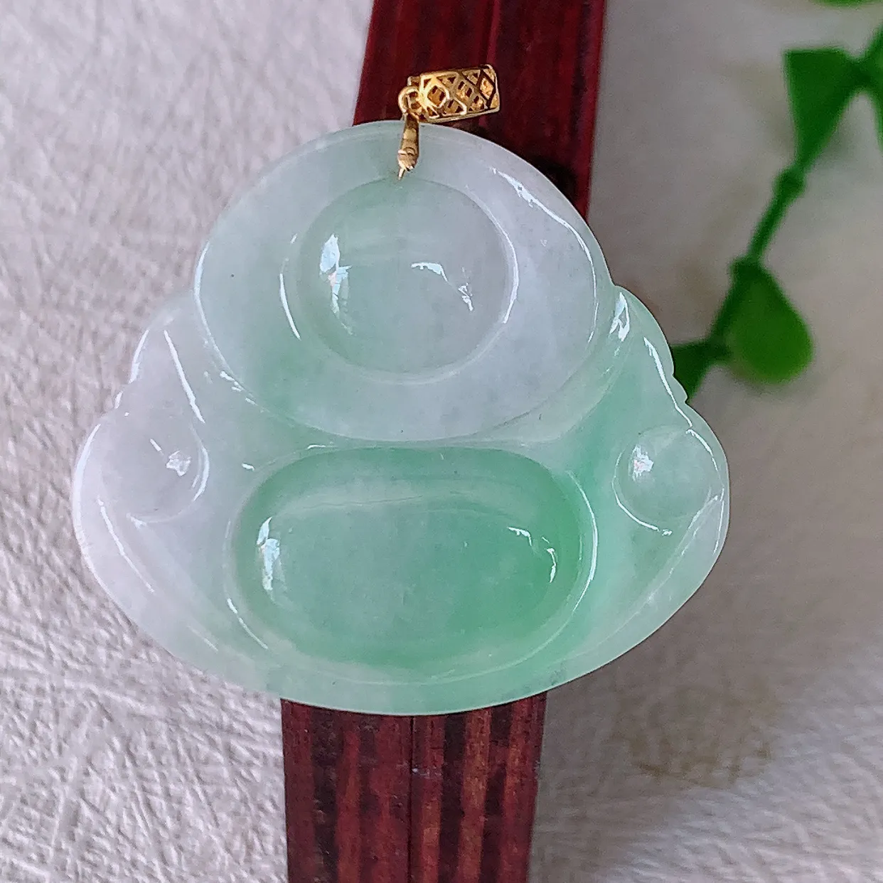 18k金镶嵌水润飘绿翡翠佛公吊坠，沁人心脾，精致典雅的设计，为佩戴者，增添色彩，送礼自留都是佳品选择！#00.26
