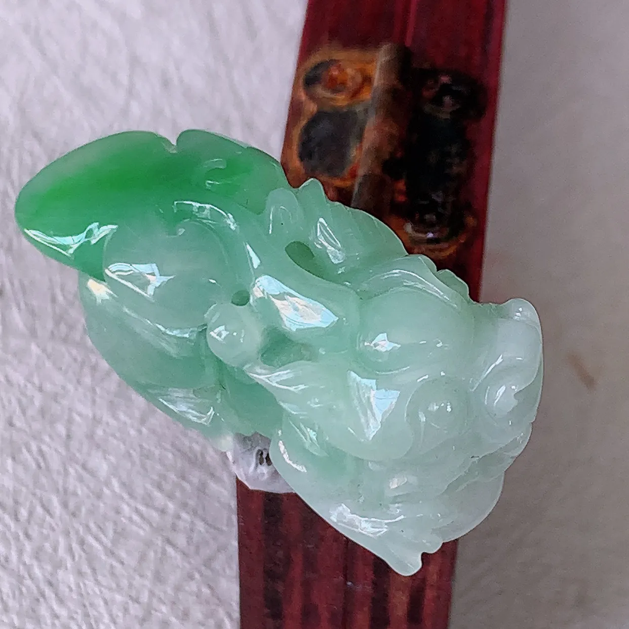 自然光实拍，水润飘绿翡翠招财貔貅吊坠，民间有“一摸貔貅运程旺盛，再摸貔貅财运滚滚，三摸貔貅平步青云 ”的美好祝愿。#81.25
