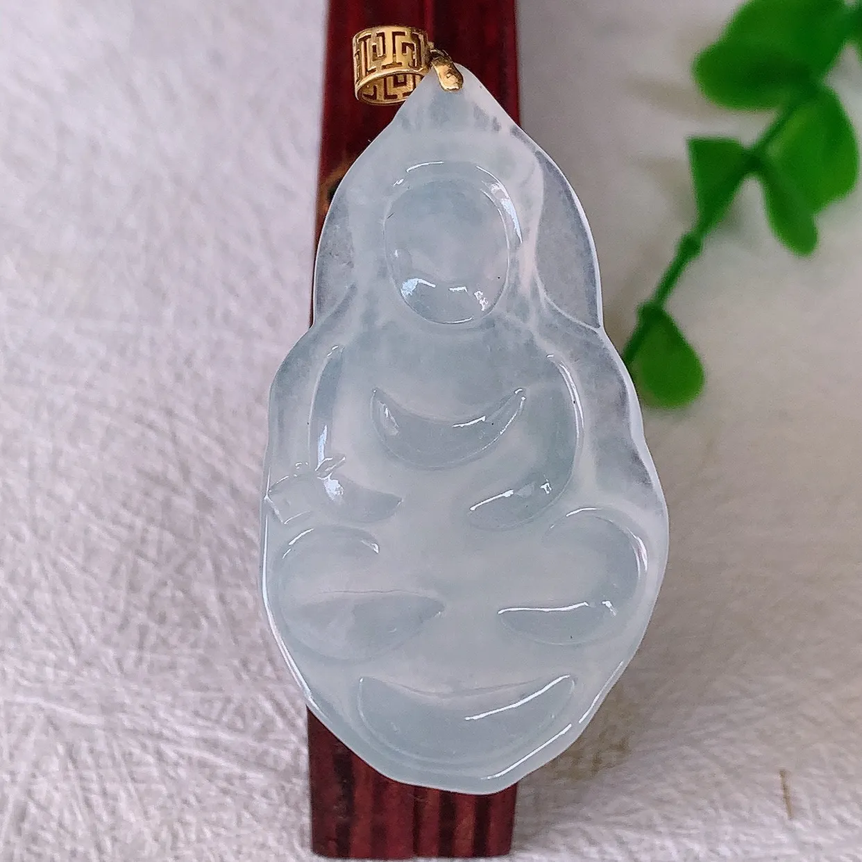 18K金镶嵌冰种翡翠观音菩萨吊坠，种老水足，雕工精湛 ，寓意美好，佩戴时尚出众！#1.25整体46.5裸石42*23*5.2