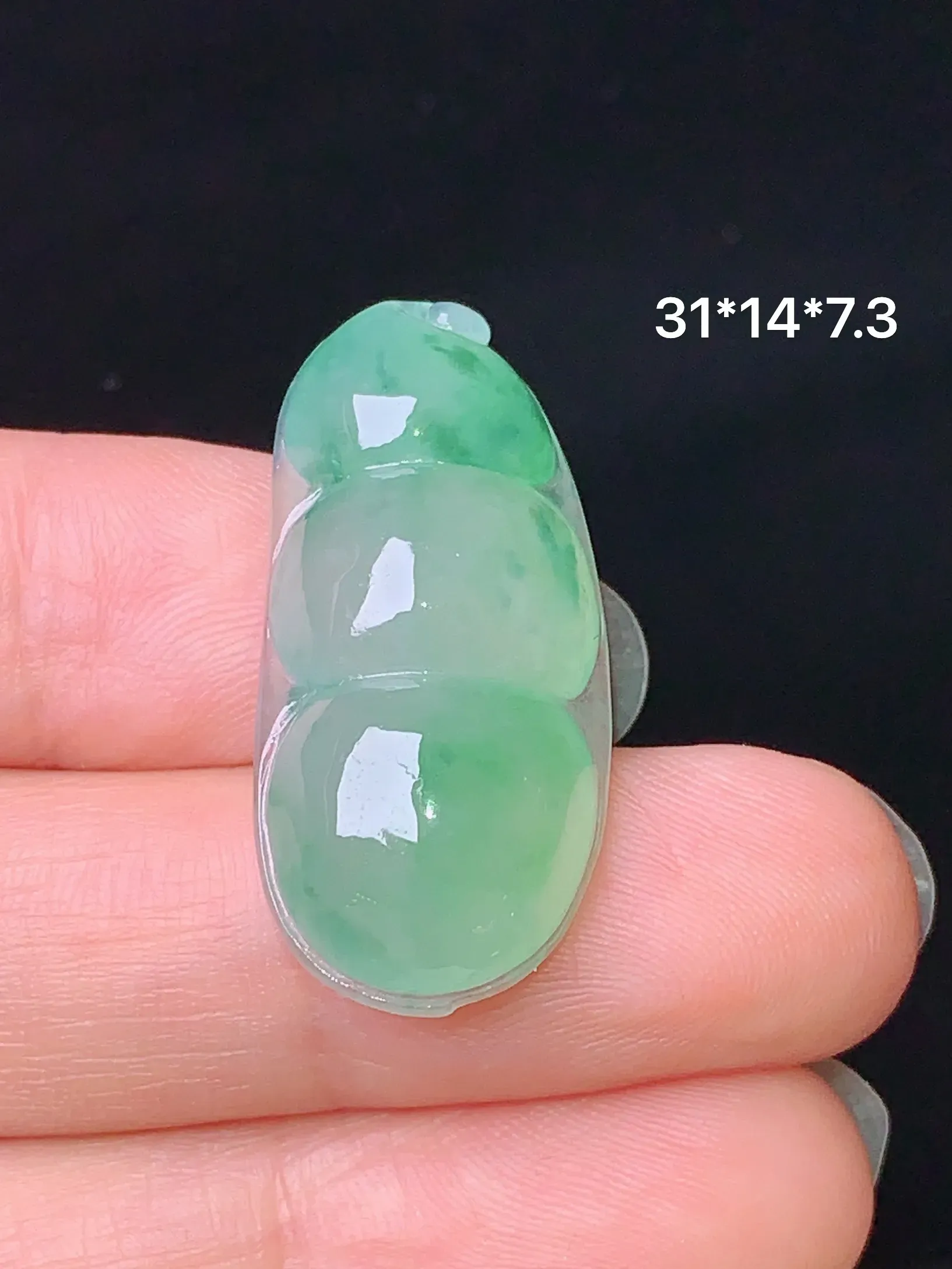 冰种飘绿四季豆吊坠 玉质细腻 色泽艳丽 整体尺寸31*14*7.3