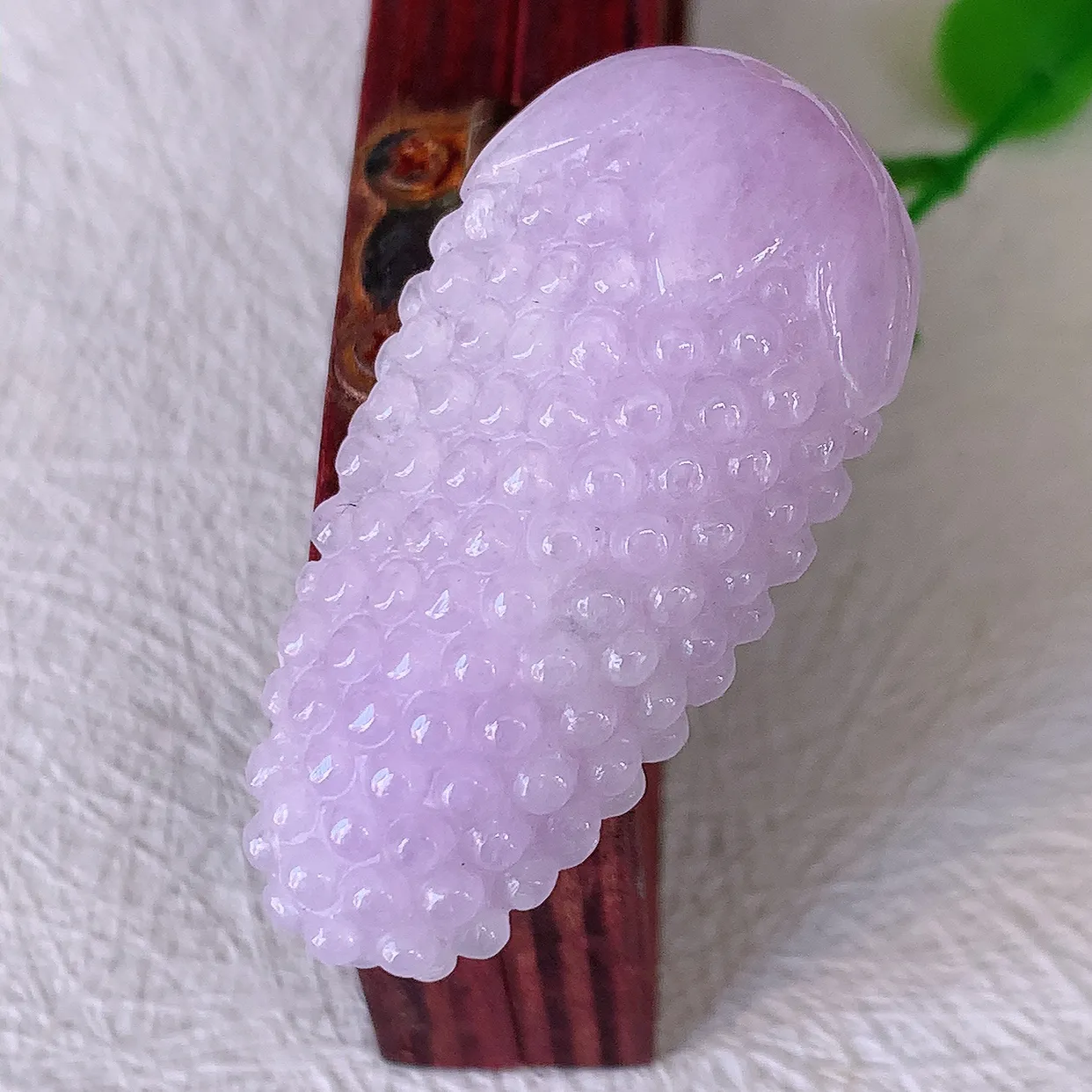 自然光实拍，水润紫罗兰翡翠葡萄吊坠，多子多福，翠色灵动，玉质细腻，颜色漂亮，品相佳，佩戴佳品！#57.25