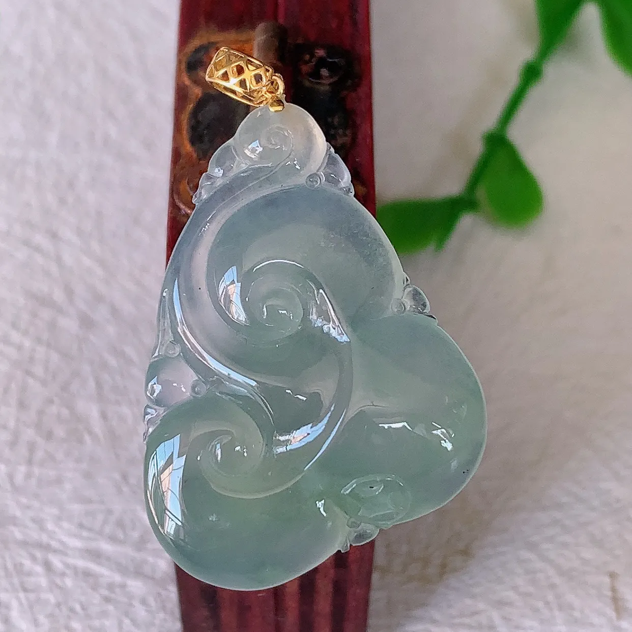 18K金镶嵌冰种翡翠如意吊坠，种老水足，雕工精湛 ，寓意美好，佩戴时尚出众！#1.25整体35裸石29*20.5-5.5
