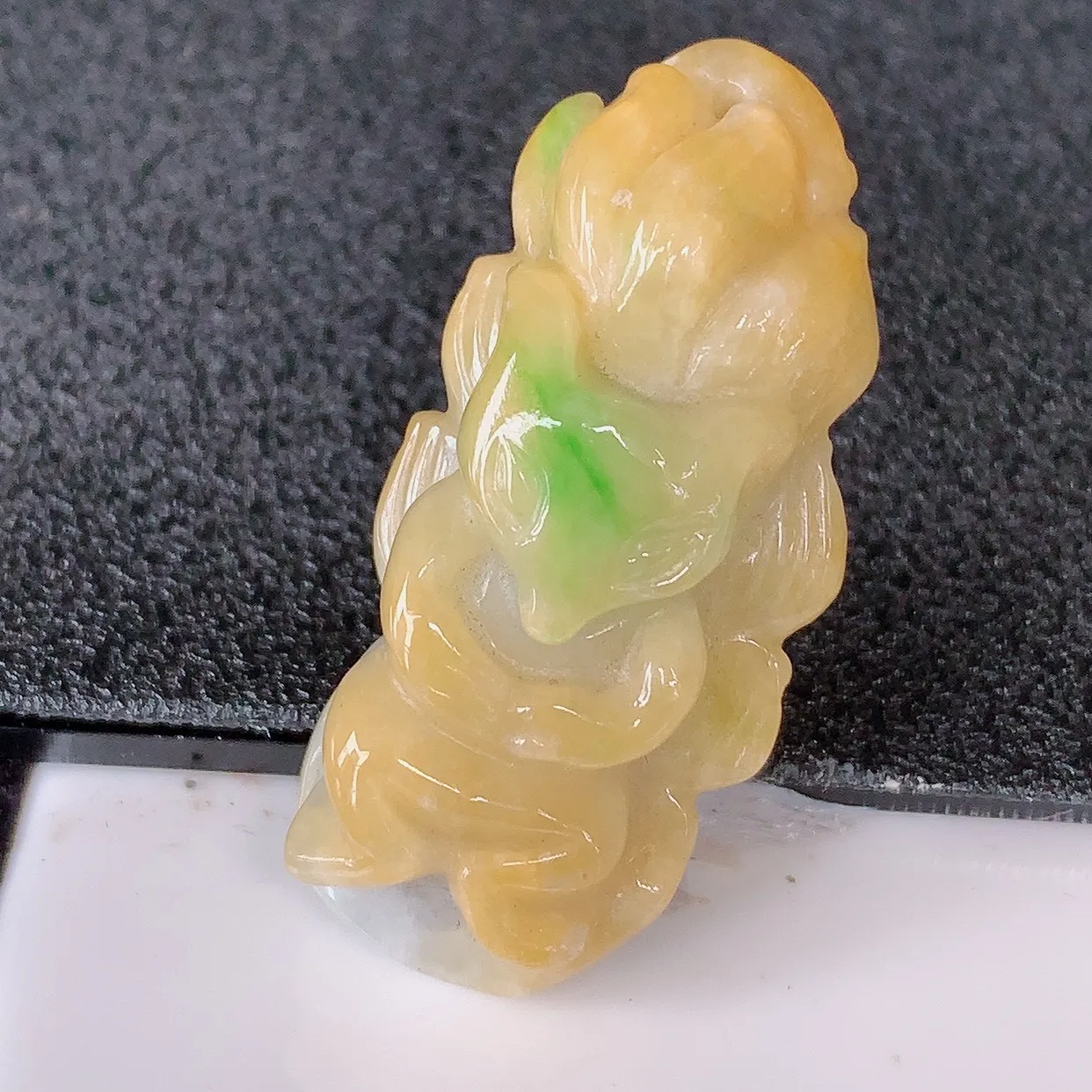 自然光实拍，冰润黄加绿翡翠狐狸吊坠，种老水足，雕工精湛 ，寓意美好，佩戴时尚出众！#87.26
