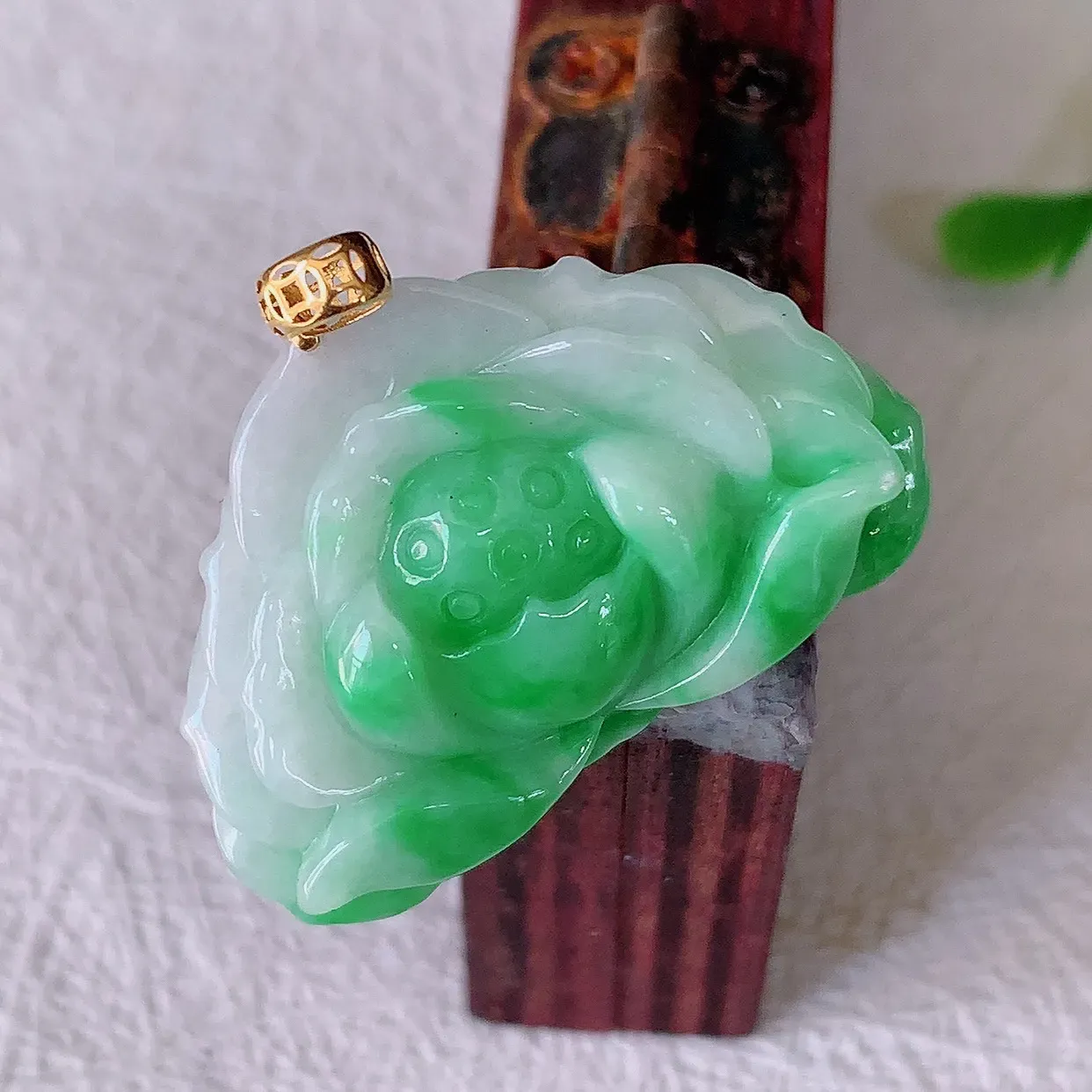 自然光实拍，18K金镶嵌冰润飘绿翡翠花开富贵荷花玉坠，财源广进，自然隐逸、荷本是素不着尘之物，有和美之寓意。#1.25