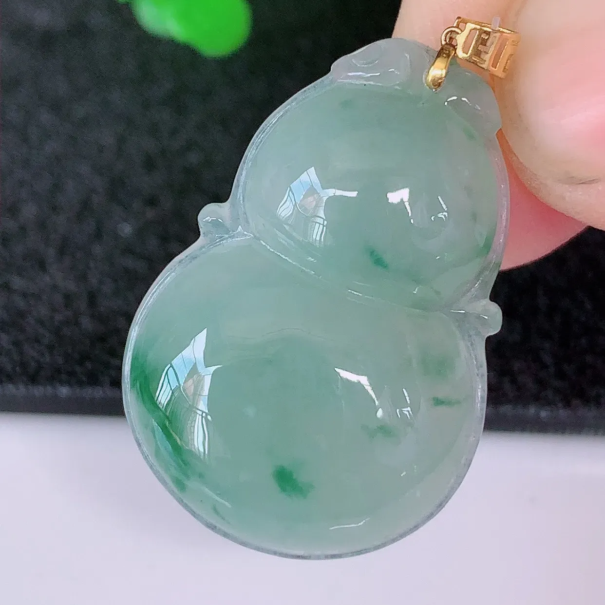 18K金镶嵌冰种飘花翡翠葫芦吊坠，葫芦寓意福禄双全，财源滚滚，佩戴效果优雅迷人！#49.25