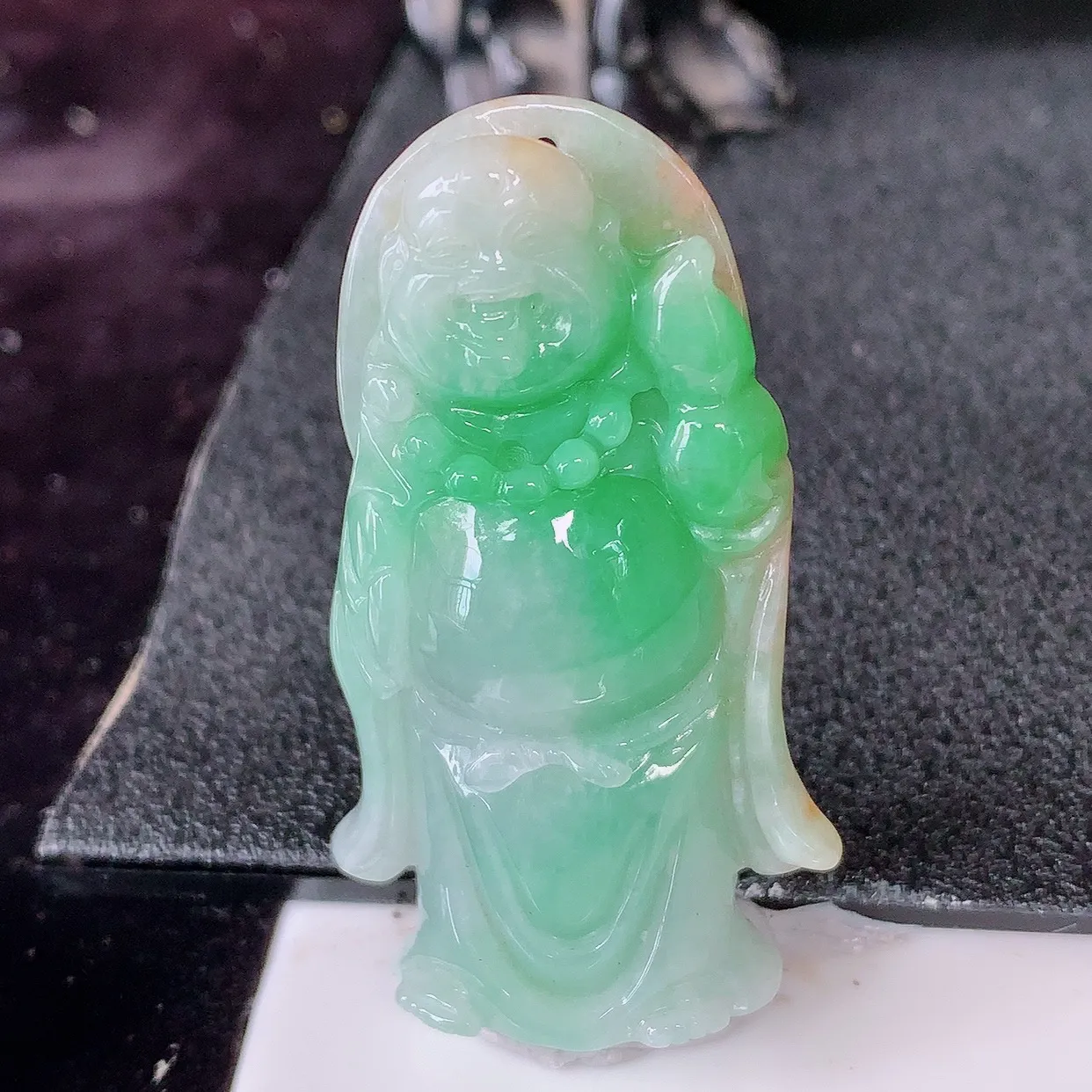 自然光实拍，冰润黄加绿翡翠逍遥佛吊坠，种老水足，雕工精湛 ，寓意美好，佩戴时尚出众！#87.26