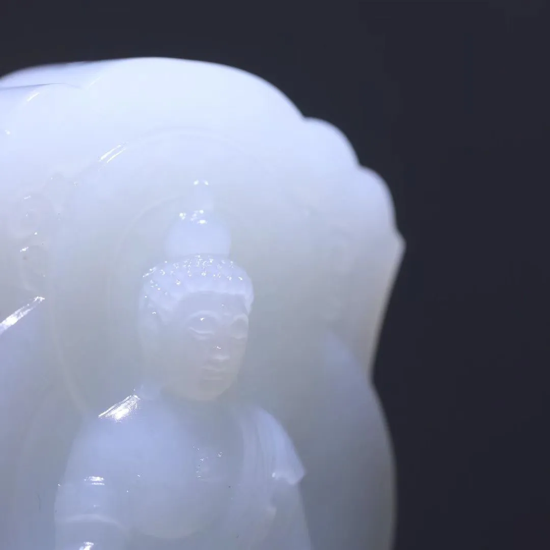 精品美物
【大日如来】和田老坑白玉羊脂白，凝润若脂，温润而泽，结构细糯。精心雕琢，意境幽生。滴水成佛，清灵佛境油然而生。方寸之间，天地无垠，一花一世界，一木一浮生，一方一净土，一叶一如来。
【规格】55-35-18mm，71g
C92311321