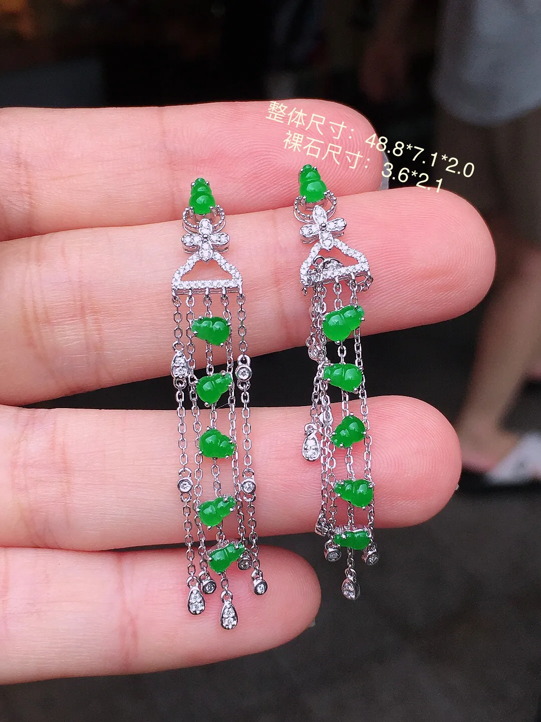 阳绿葫芦耳坠，色泽均匀艳丽，玉质细腻，荧光感超
强，饱满圆润，尽显优雅气质，18k
金豪华镶嵌
