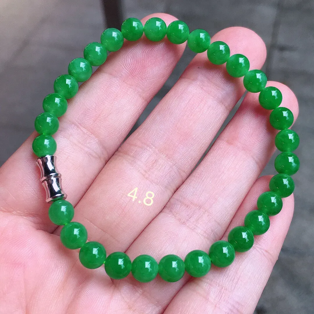 阳绿珠子手串，色泽均匀艳丽，玉质细腻，荧光感超
强，饱满圆润，尽显优雅气质，