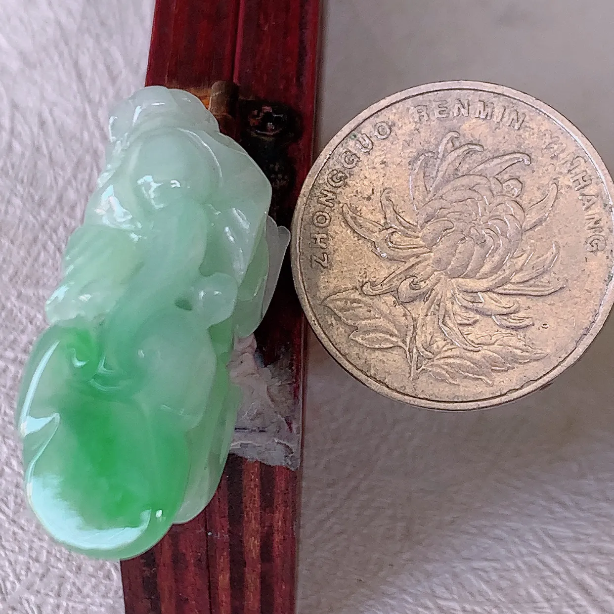 自然光实拍，水润飘绿翡翠招财貔貅吊坠，民间有“一摸貔貅运程旺盛，再摸貔貅财运滚滚，三摸貔貅平步青云 ”的美好祝愿。#81.25