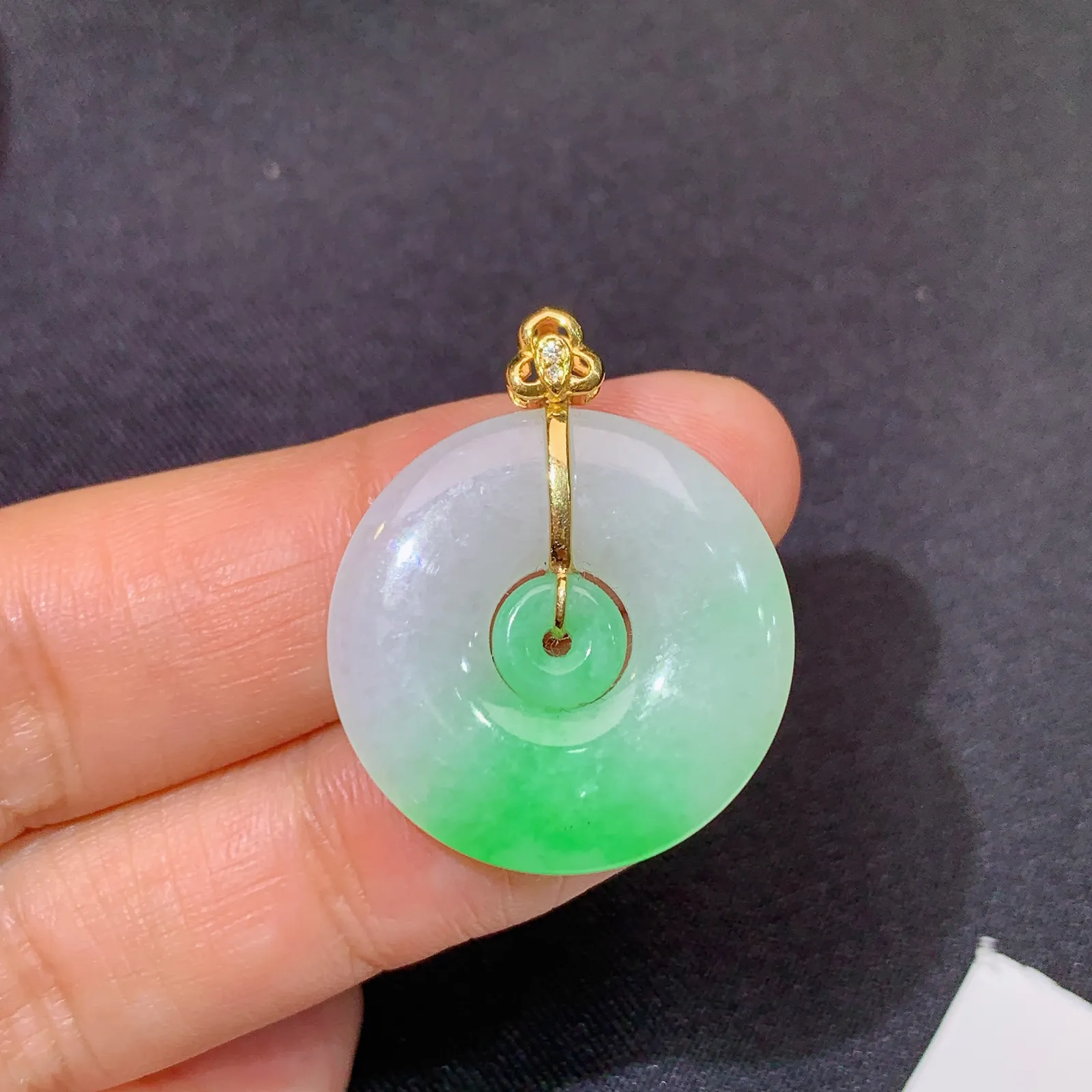 飘绿子母扣吊坠，18k金镶嵌，冰润色阳，种水足 尺寸28*22.9*3.3