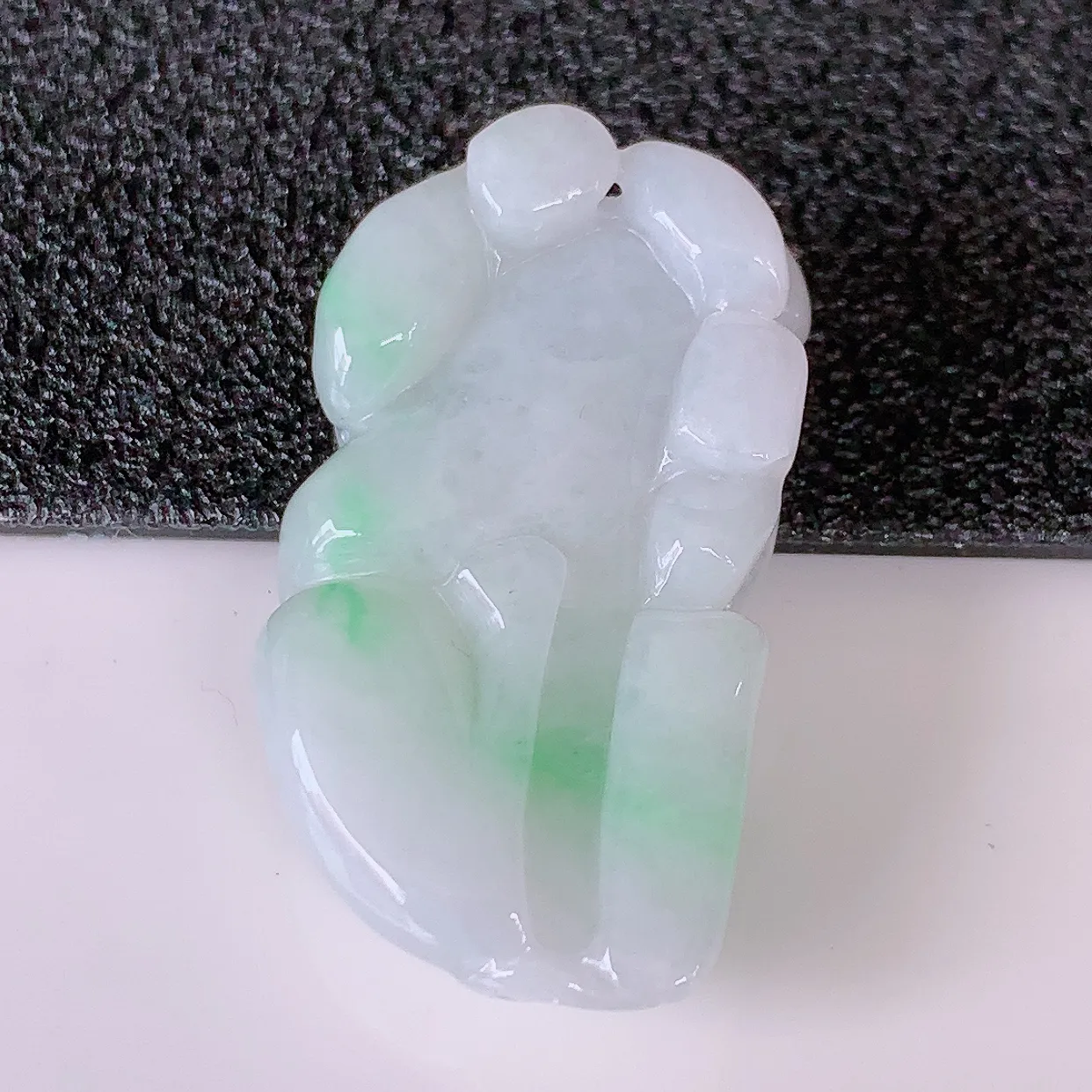 自然光实拍，冰润飘绿翡翠生肖牛气冲天吊坠，种老水足，雕工精湛 ，寓意美好，佩戴时尚出众！#41.25