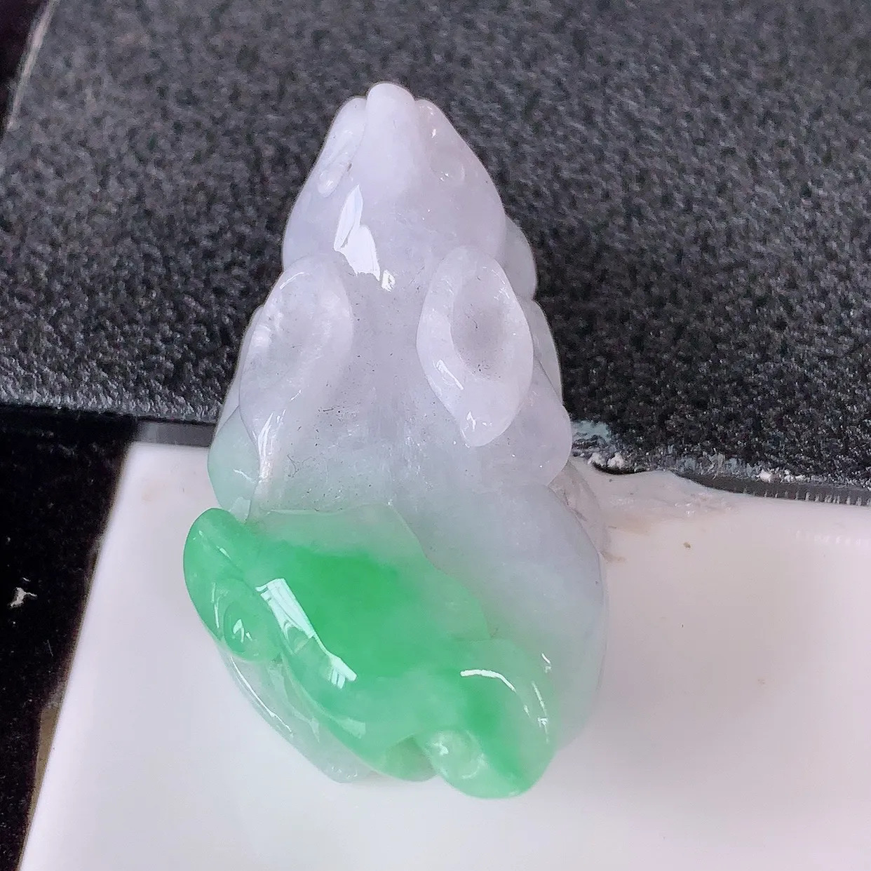 自然光实拍，冰润飘绿翡翠生肖鼠吊坠，种老水足，雕工精湛 ，寓意美好，佩戴时尚出众！#87.26