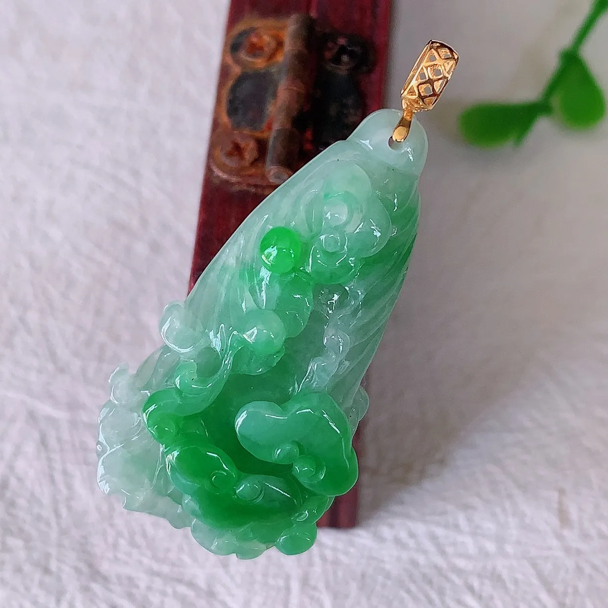 18K金镶嵌冰飘辣绿翡翠招百财白菜吊坠，百财聚来，财源滚滚，色泽鲜艳，精工水润的白菜，性价比高！#1.25