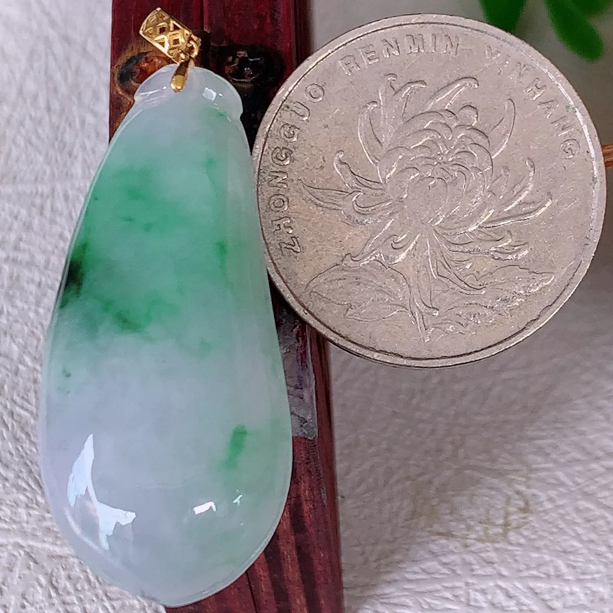 18K金镶嵌冰飘绿翡翠招财福瓜吊坠，精美饱满福瓜，种水足，形态圆润饱满，福相十足 ！#00.25