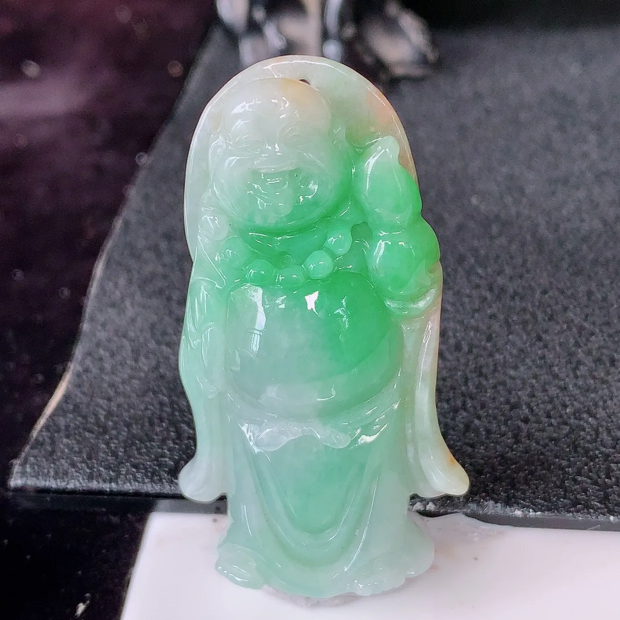 自然光实拍，冰润黄加绿翡翠逍遥佛吊坠，种老水足，雕工精湛 ，寓意美好，佩戴时尚出众！#87.26