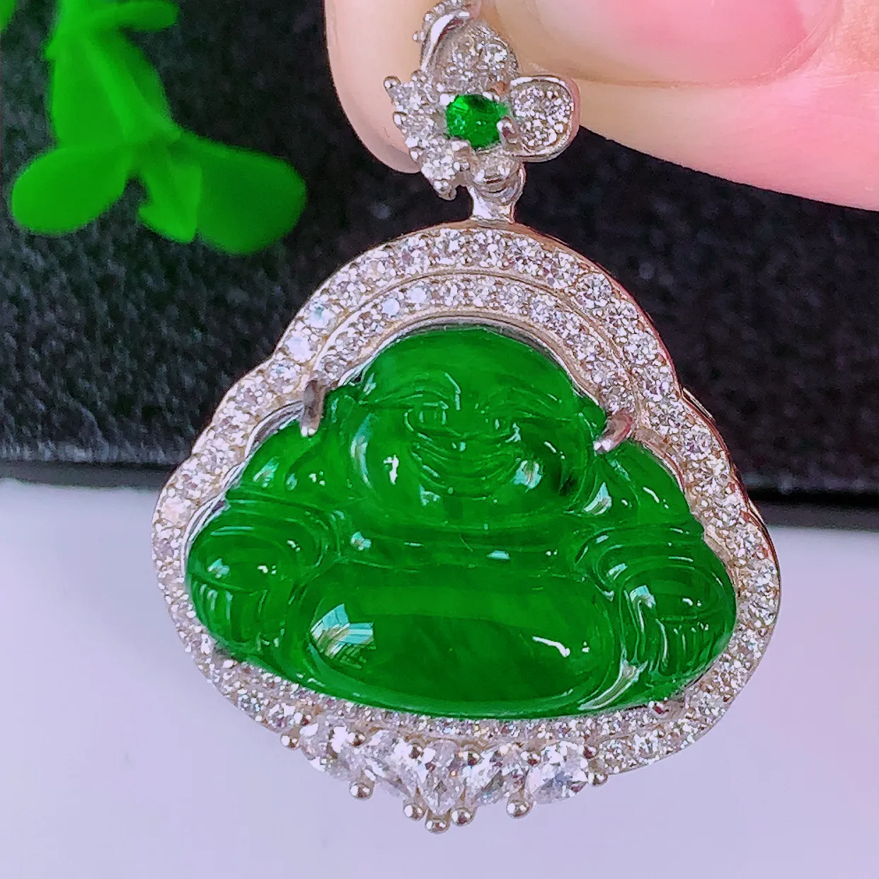 冰透满绿翡翠925银镶嵌佛公吊坠，自然光实拍，翠色灵动，颜色漂亮，种老水足，品相佳，佩戴佳品！#97