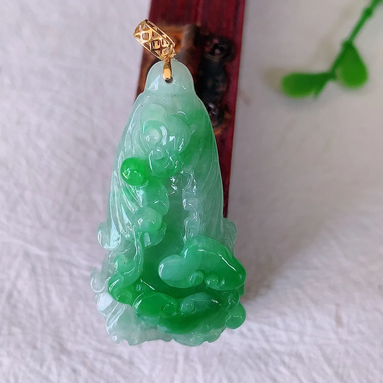 18K金镶嵌冰飘辣绿翡翠招百财白菜吊坠，百财聚来，财源滚滚，色泽鲜艳，精工水润的白菜，性价比高！#1