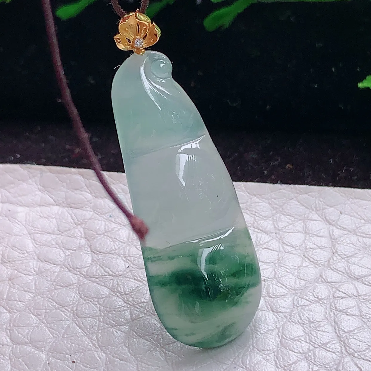 axm实拍35*13.8*4.8缅甸翡翠精雕冰飘花饱满福豆 平安豆玉吊坠 玉挂件