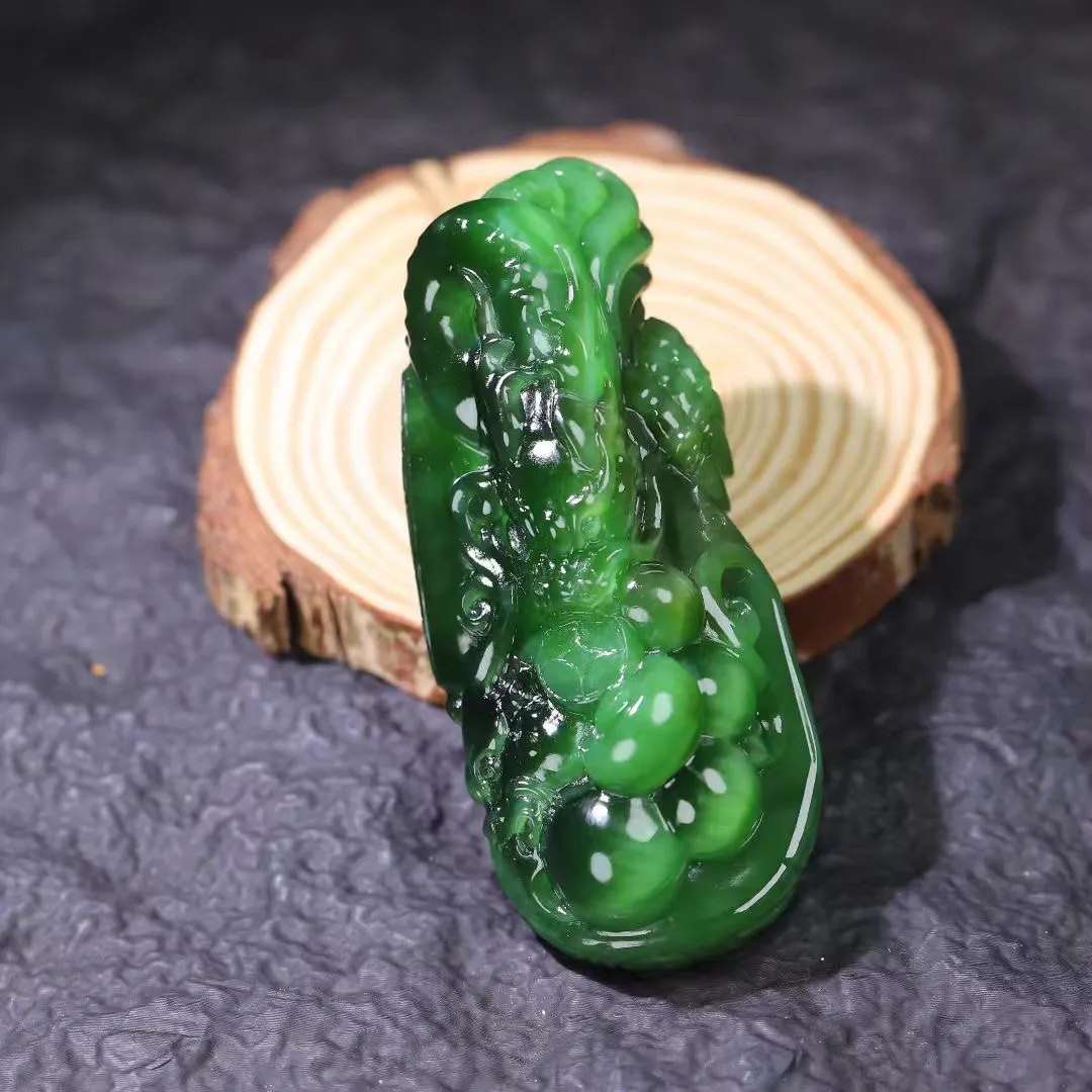 归心匠造｜高端臻品
  ●——生意兴隆
碧玉猫眼生意兴隆手把件，收藏级臻品美物，肉质油润细腻，由大师设计立体雕刻祥龙，饱满传神，犹如一幅活灵活现的画卷，凝聚着匠人的巧思与匠心，将龙的威武形象栩栩如生地呈现在眼前，每一处细节都经过精心雕琢，把玩于手中，仿佛能感受到龙的磅礴气势，让人不禁为之心动，不仅是一件精美的艺术品，更是传承着中华文化的瑰宝，让人在欣赏中感受到传统文化的深厚底蕴，寓意避邪纳福，吉祥如意，生意兴隆，财源滚滚。
80*34*27mm，95.50g.
