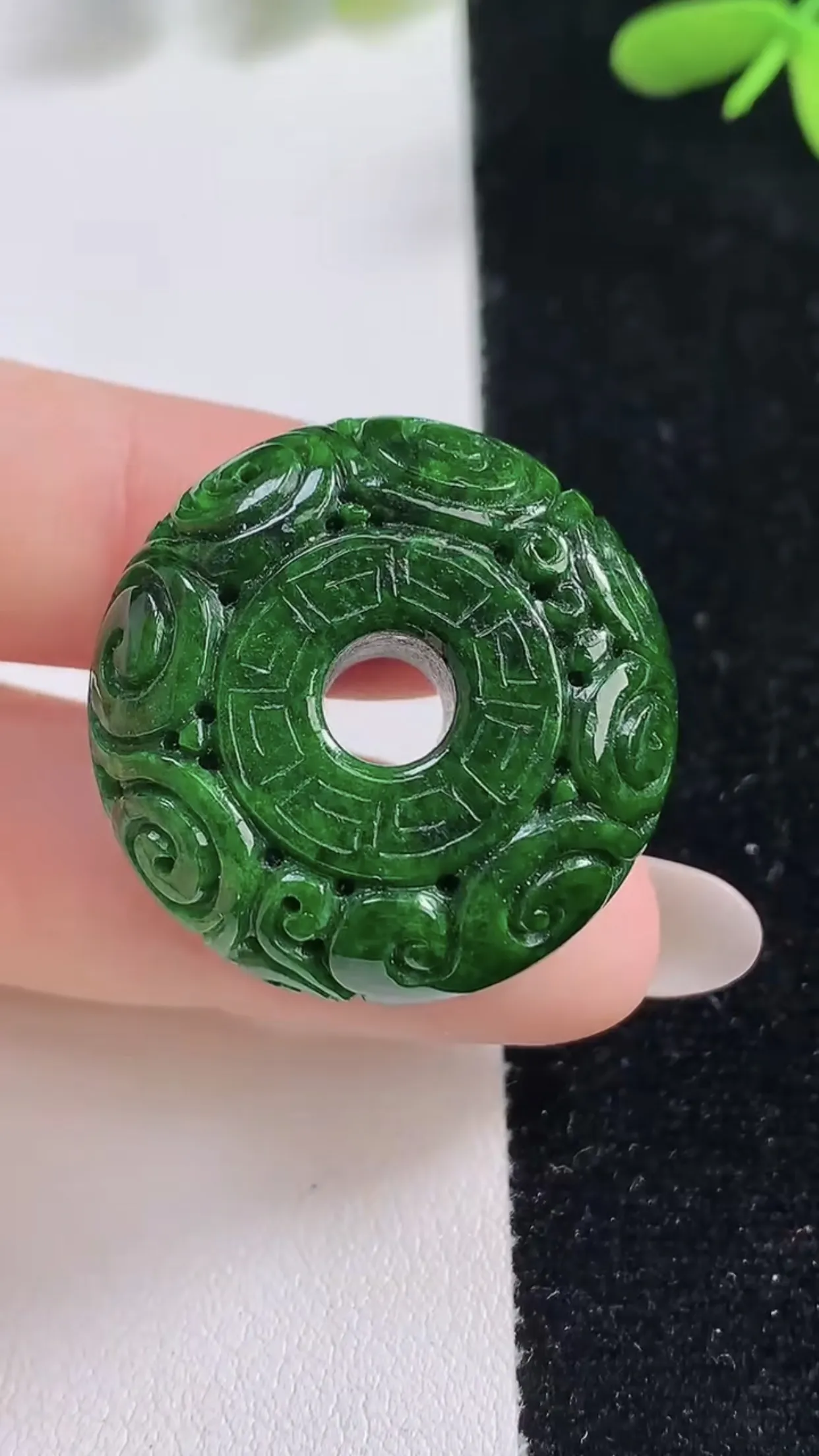 缅甸天然翡翠a货 老坑料起胶冰润 满辣绿雕花路路通吊坠，尺寸29.1-11.6mm  y 18.94