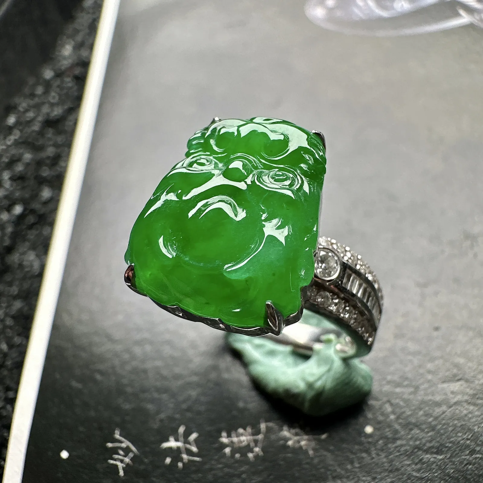 【冰种满绿龙头戒指】冰感十足，通透闪亮，种老细腻，晶莹透亮，品质很高。雕工也很精美，18K金钻精美镶嵌，裸石尺寸15.7*13*4.9毫米，上下三个圈口免费改