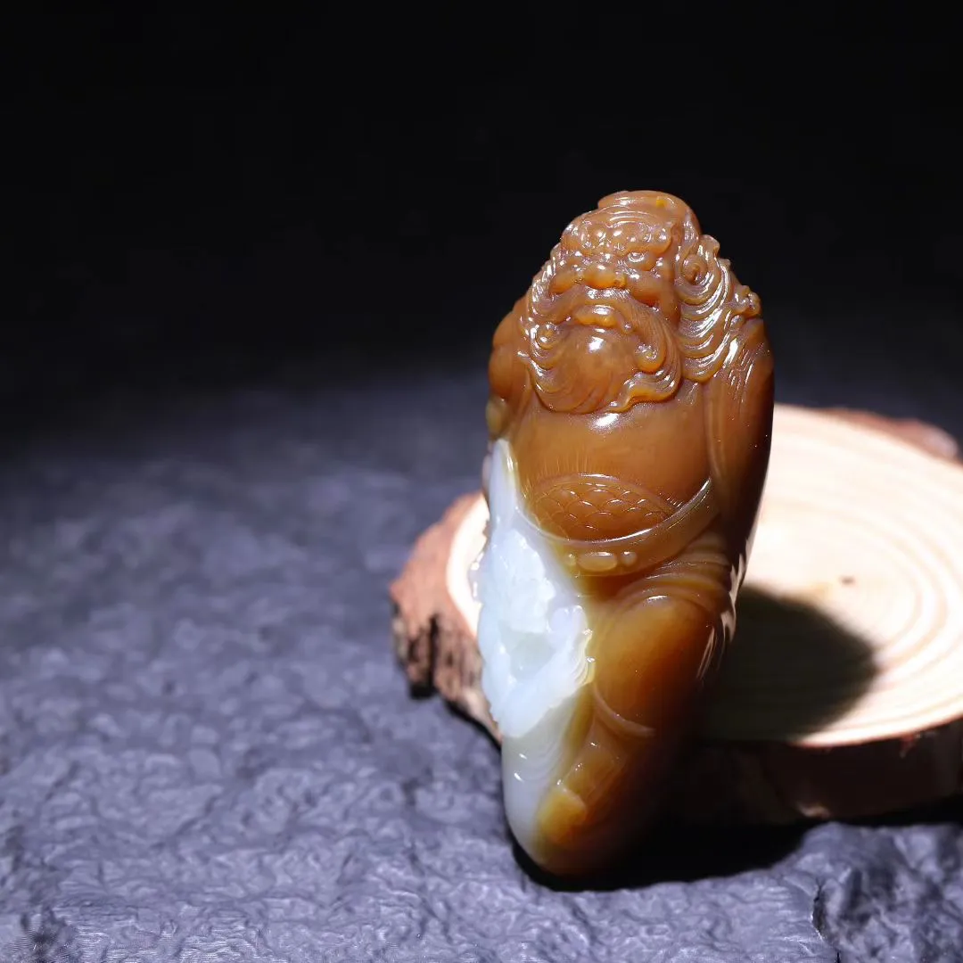 精品美物
【钟馗纳福】藏品级和田糖白玉，糖色浓郁，白若凝脂，玉质细腻，结构紧致，脂粉佳，手感舒适。纯手工精工细作、刻画生动传神，钟馗铁面杏目，虬鬓钢容，神态沉毅，霸气凌然。钟馗为万应之神，避邪护身，有求必应；要福得福，要财得财，招财纳福。
【规格】76-32-22mm，75g
c92312624