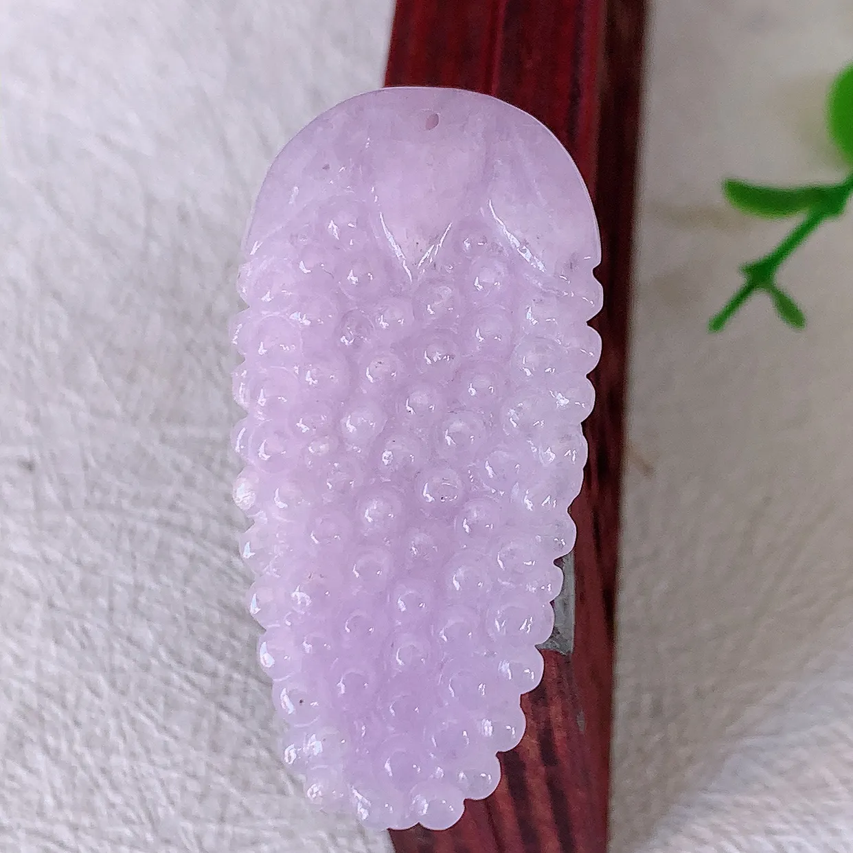 自然光实拍，水润紫罗兰翡翠葡萄吊坠，多子多福，翠色灵动，玉质细腻，颜色漂亮，品相佳，佩戴佳品！#57.25