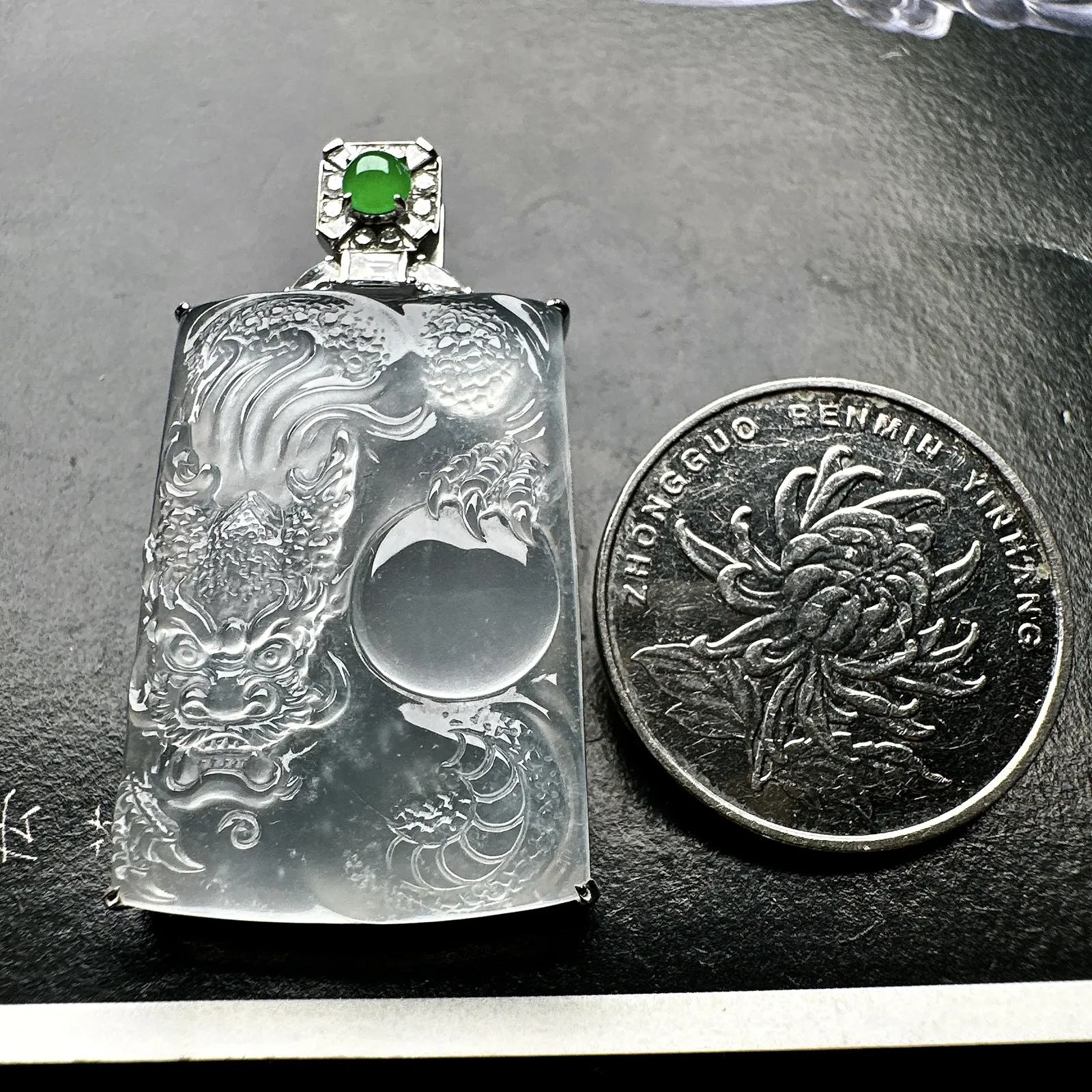 【玻璃种龙牌】冰润细腻，冰感好，质地很不错。雕工精细，佩戴效果好，18k金钻镶嵌，裸石尺寸31.9*22*4.6毫米