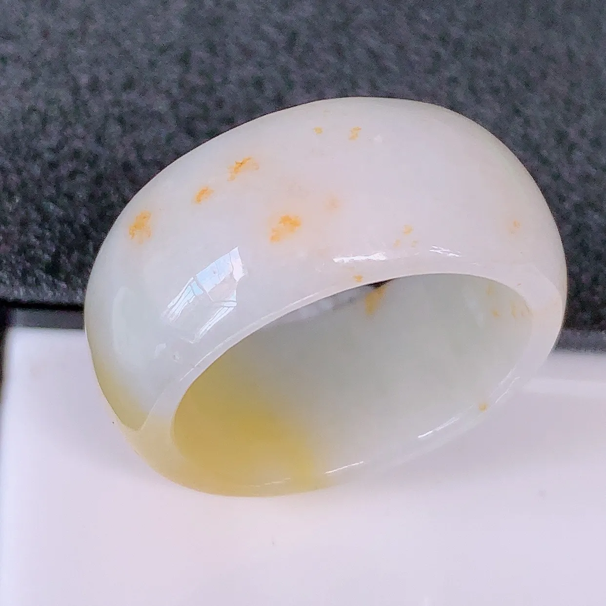 自然光实拍，冰黄翡21.5mm内径翡翠扳指，指环，沙金点玉扳指，财源滚滚，玉质细腻起胶，27圈口，种水好！#49.25尺寸21.5-11.5*3.5