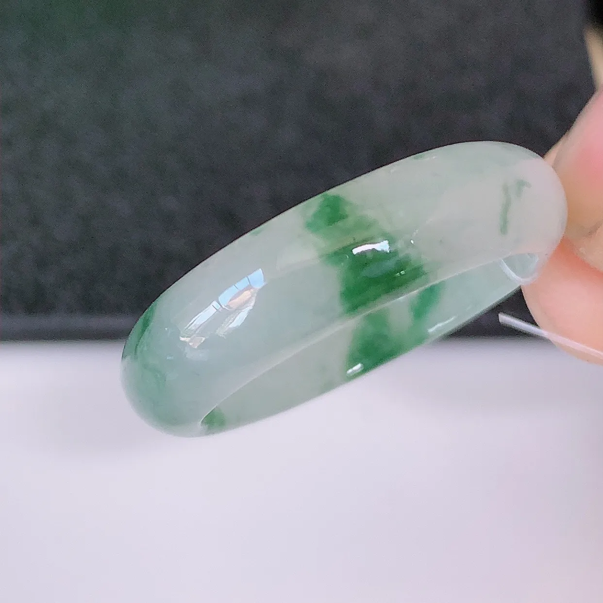 自然光实拍，冰飘花18.2mm内径翡翠指环，玉戒指，玉质莹润，好精美好冰润的指环，17圈口，上手纤巧！#49.25尺寸18.2*5.6*3