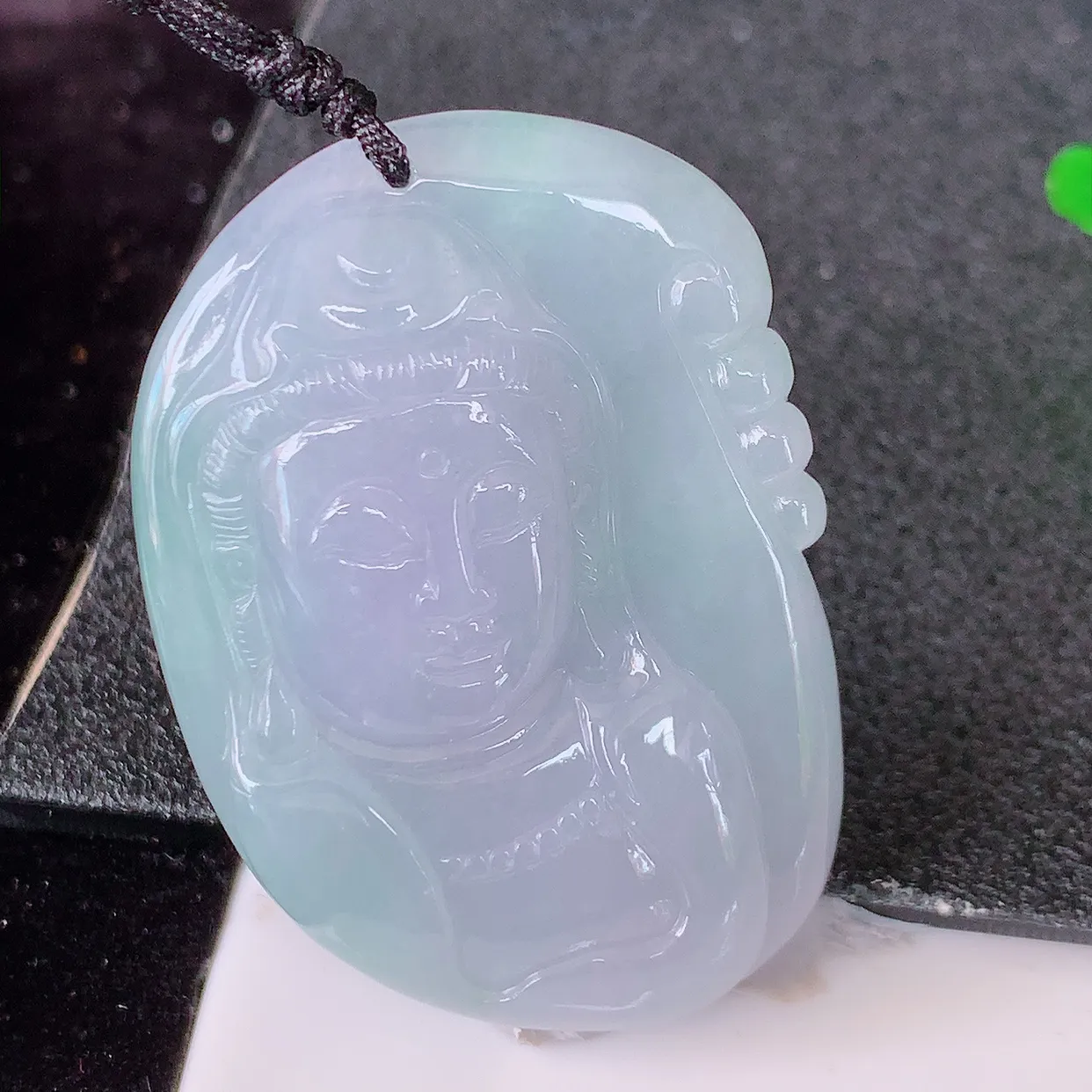 自然光实拍，冰紫罗兰翡翠观音菩萨吊坠，赐福观音，玉润通透，慈祥端庄！#41.25
