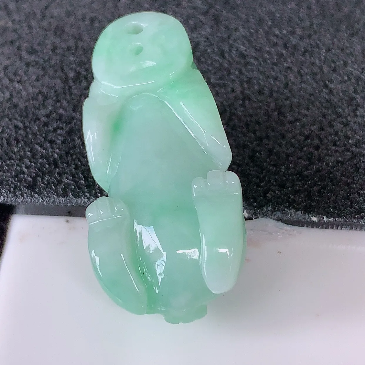 自然光实拍，冰润飘绿翡翠生肖玉兔吊坠，种老水足，雕工精湛 ，寓意美好，佩戴时尚出众！#87.26