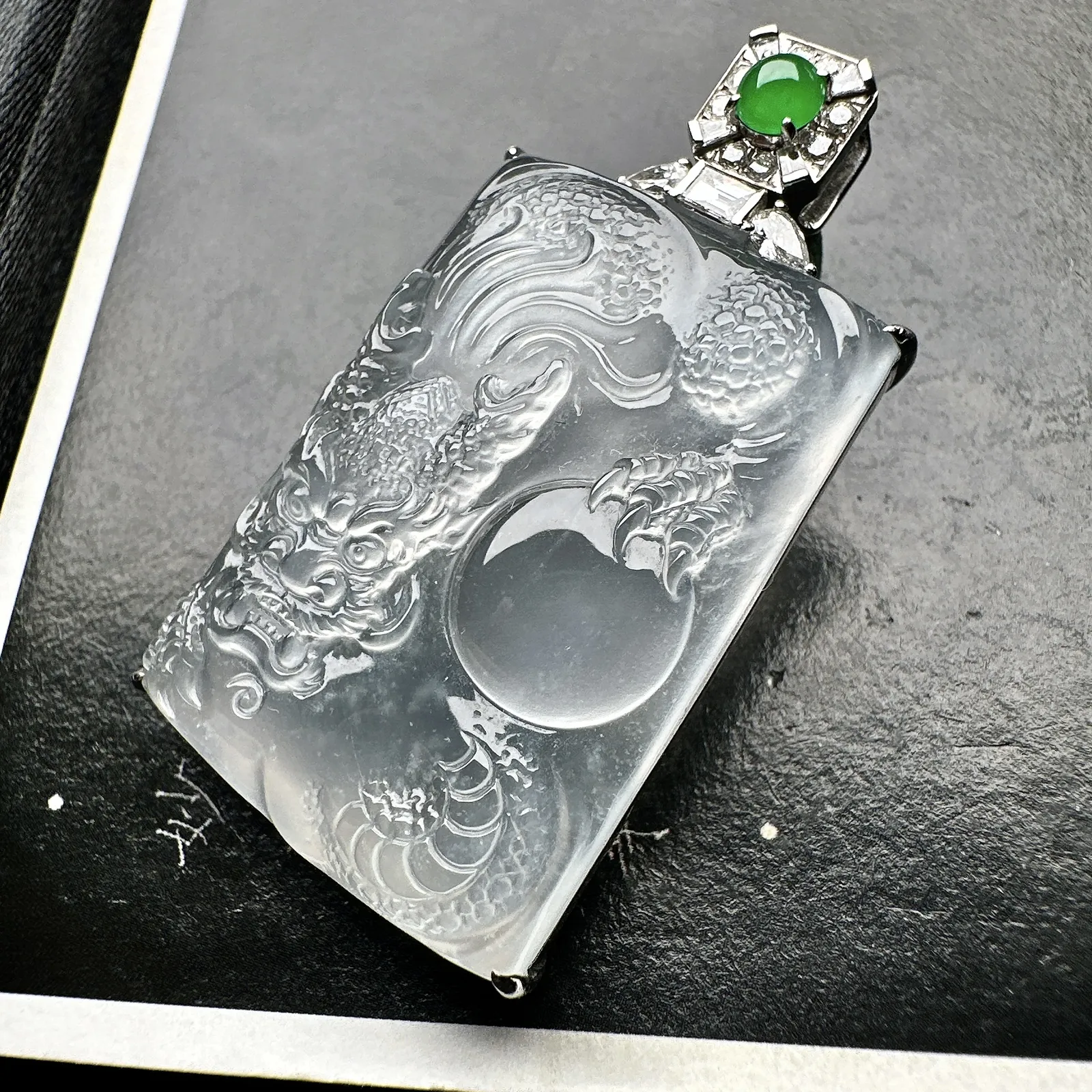 【玻璃种龙牌】冰润细腻，冰感好，质地很不错。雕工精细，佩戴效果好，18k金钻镶嵌，裸石尺寸31.9*22*4.6毫米