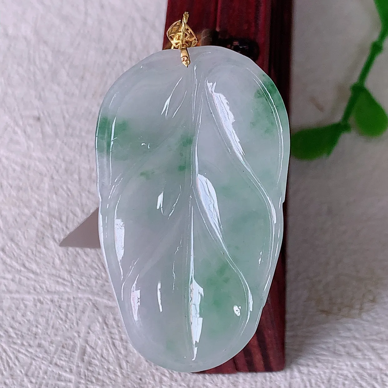 18K金镶嵌冰胶飘花翡翠叶子吊坠 ，种水足，色泽清新，工艺精湛，叶子寓意美好；金枝玉叶，事业有成。#00.25
