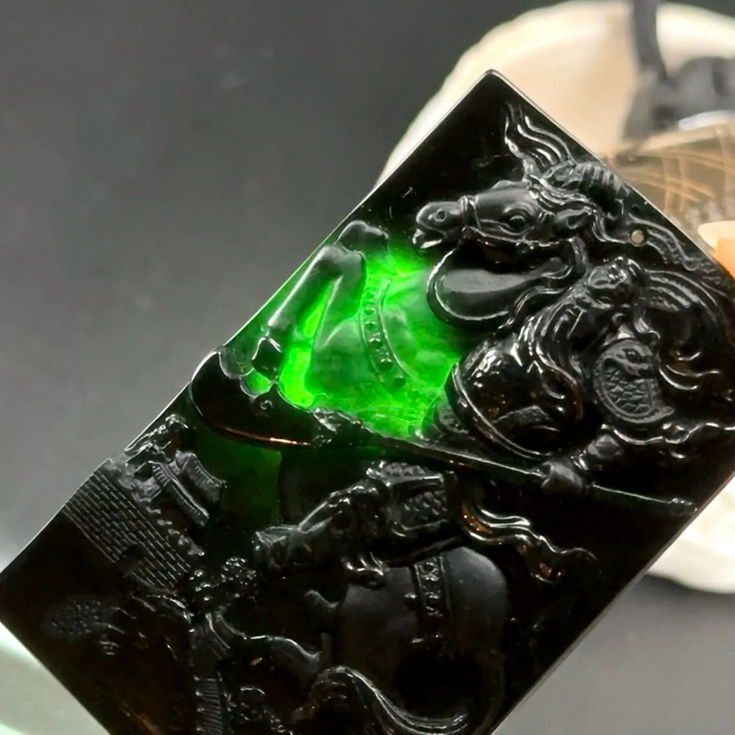 精品18k墨翠关公 种好色正 黑度极好 打灯通透 油性十足 尺寸57.1
