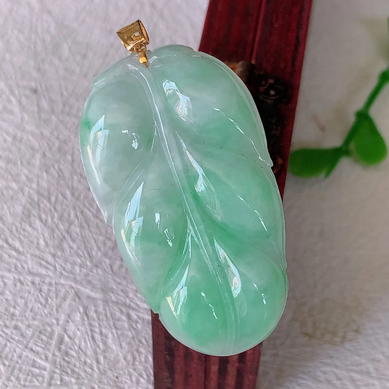 18k金镶嵌水润飘绿翡翠叶子吊坠，沁人心脾，精致典雅的设计，为佩戴者，增添色彩，送礼自留都是佳品选择！#00.26
