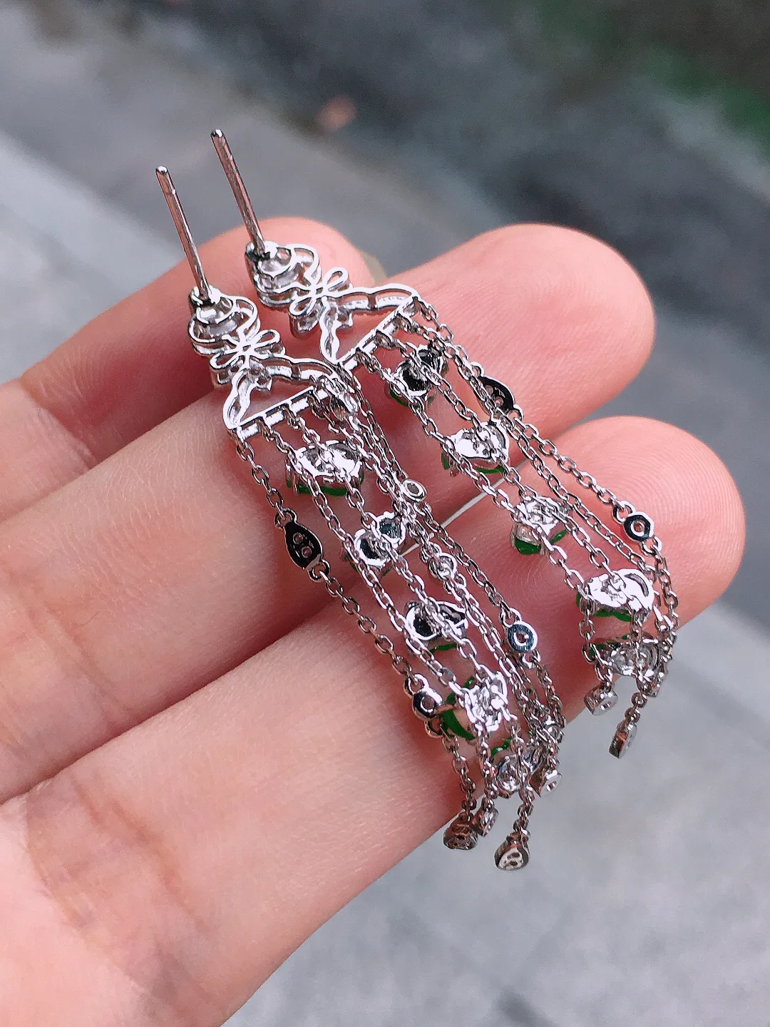阳绿葫芦耳坠，色泽均匀艳丽，玉质细腻，荧光感超
强，饱满圆润，尽显优雅气质，18k
金豪华镶嵌