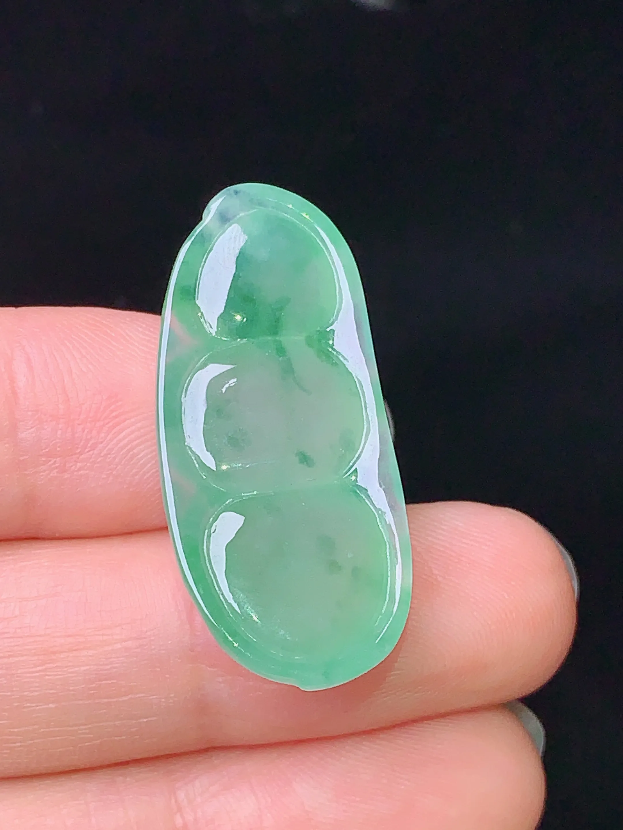 冰种飘绿四季豆吊坠 玉质细腻 色泽艳丽 整体尺寸31*14*7.3