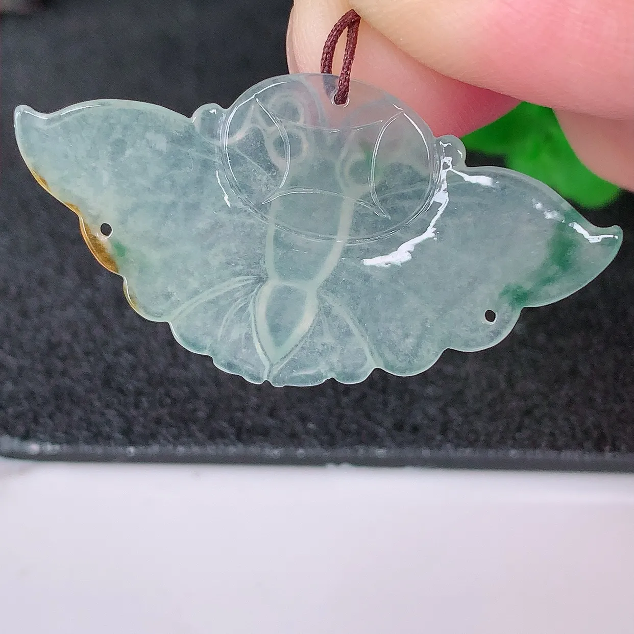 自然光实拍，冰种三彩翡翠蝴蝶吊坠，种老水足，雕工精湛 ，寓意美好，佩戴时尚出众！#87.26