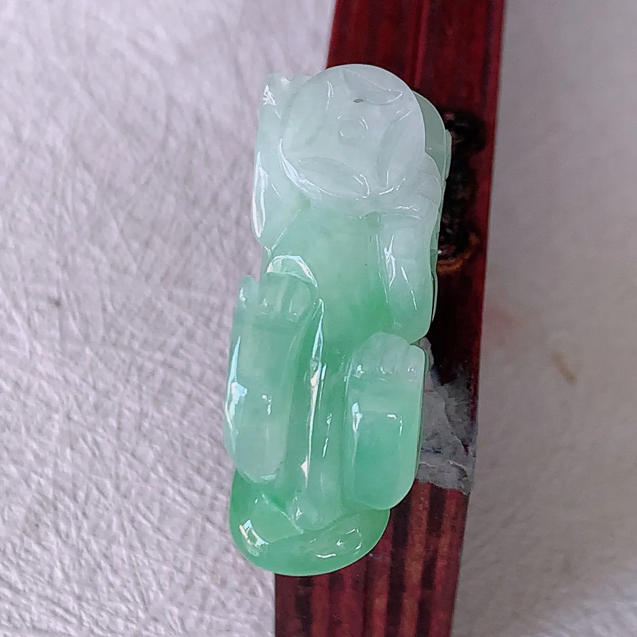 自然光实拍，水润飘绿翡翠招财貔貅吊坠，民间有“一摸貔貅运程旺盛，再摸貔貅财运滚滚，三摸貔貅平步青云 ”的美好祝愿。#81.25