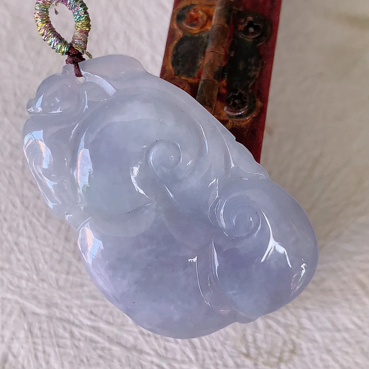 自然光实拍，水润紫罗兰翡翠万事如意吊坠，翠色灵动，玉质细腻，颜色漂亮，品相佳，佩戴佳品！#57.25
